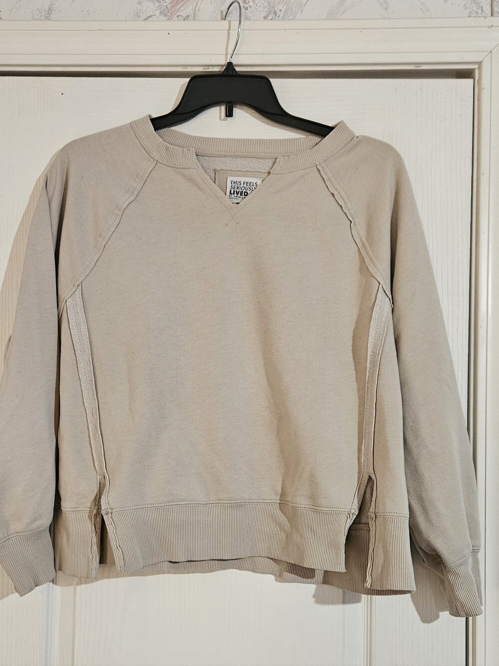 American Eagle Outfitters Seriously Lived In  Cream Crewneck Pullover Sweatshirt